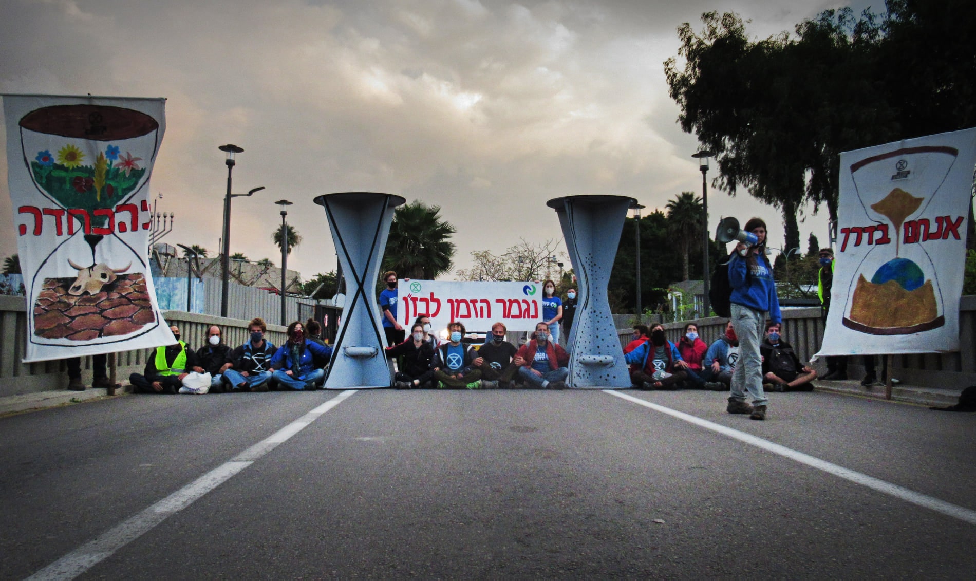 Over 200 activists
and residents converged on Haifa Bay to demand the closure of its
petrochemical industry