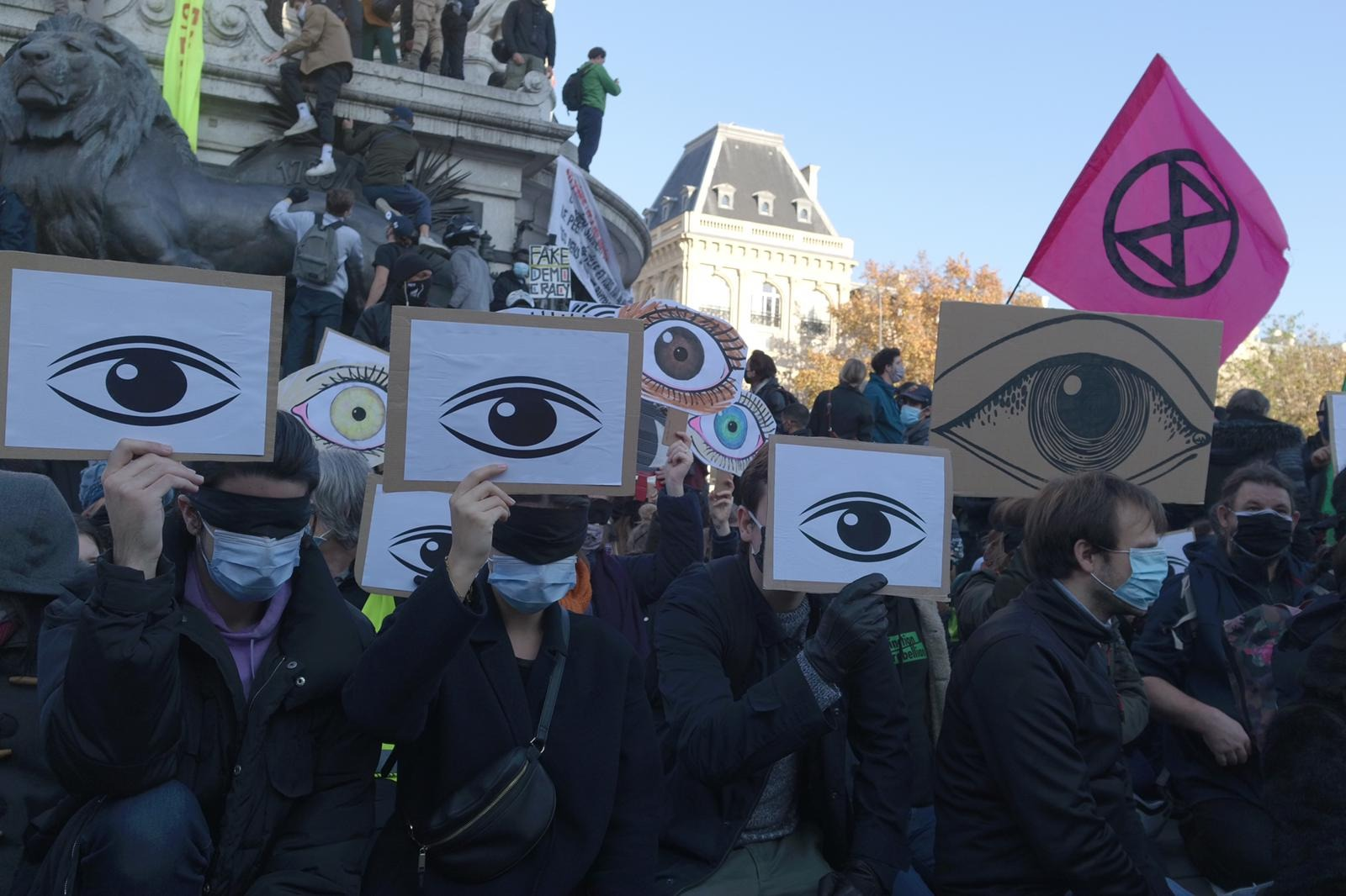 Rebels & other
activists on Place de la République demonstrate against the new
authoritarian and unjust Global Security Bill.