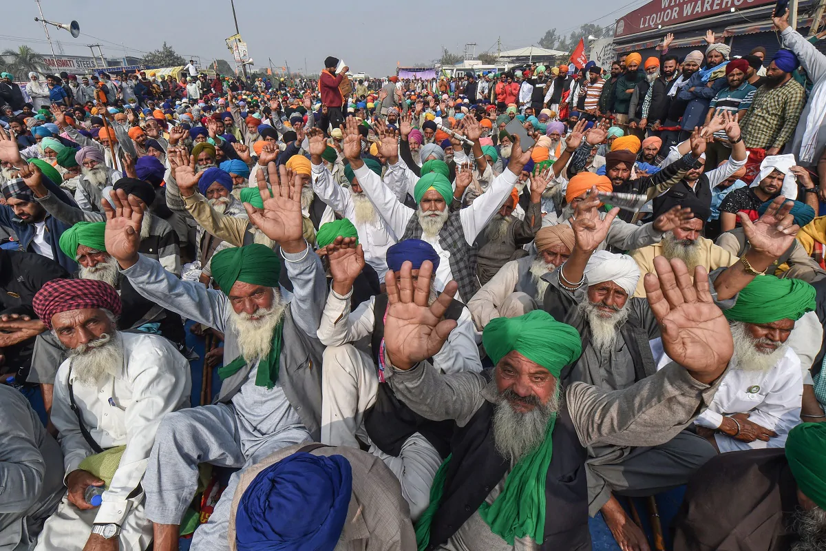Farmers chant
anti-privatisation slogans on the border of New Delhi